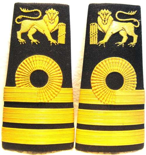 OLD S.A. NAVY COMMANDER SLIP ON SHOULDER STRAPS IN VERY GOOD CONDITION