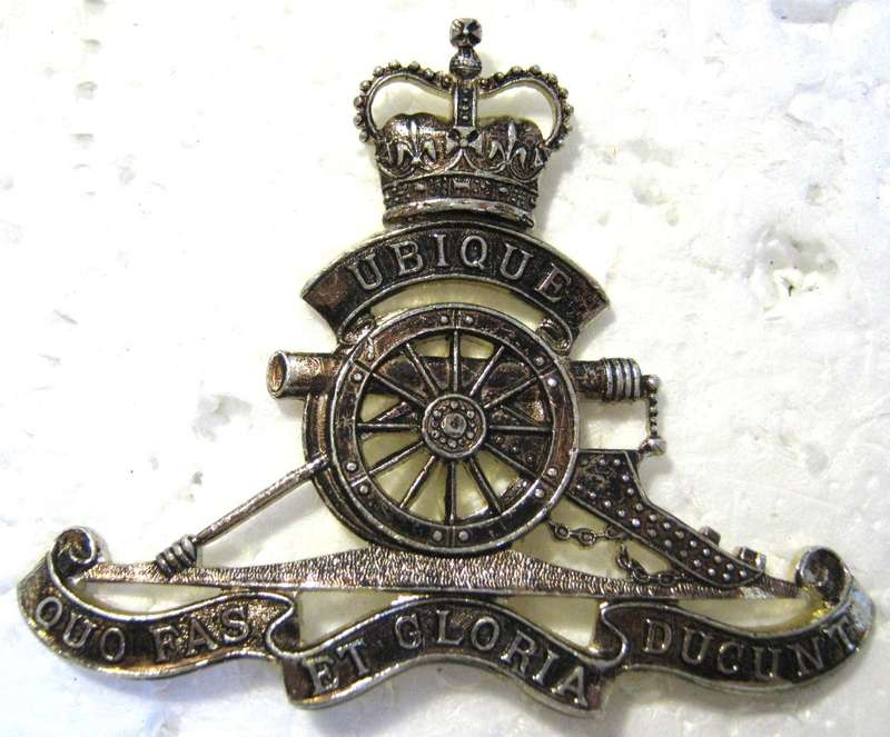 AUSTRALIA ARTILLERY CAP BADGE WITH PINS IN GOOD CONDITION IN GOOD CONDITION
