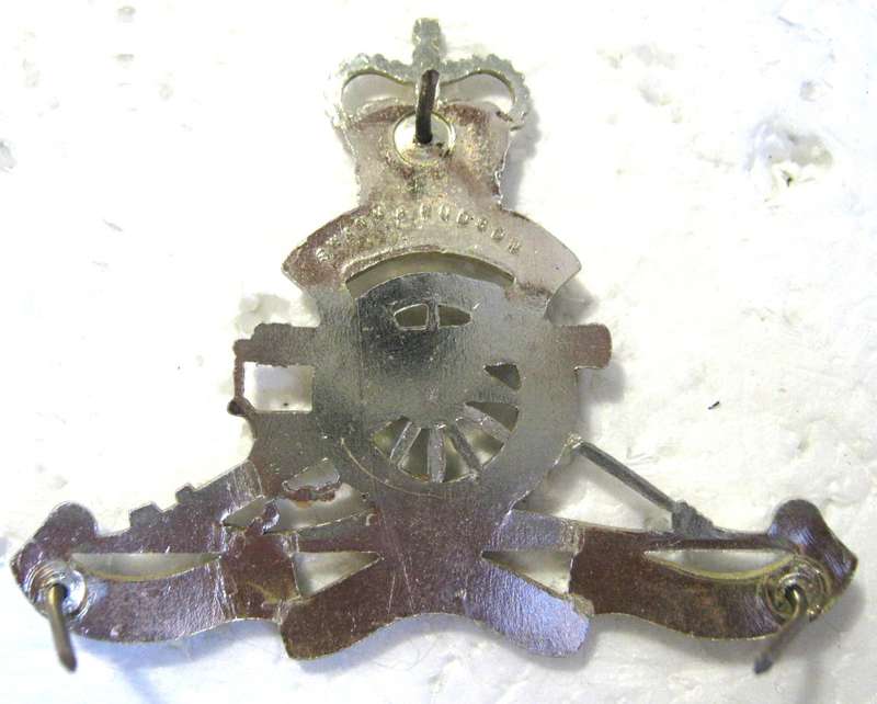 AUSTRALIA ARTILLERY CAP BADGE WITH PINS IN GOOD CONDITION IN GOOD CONDITION