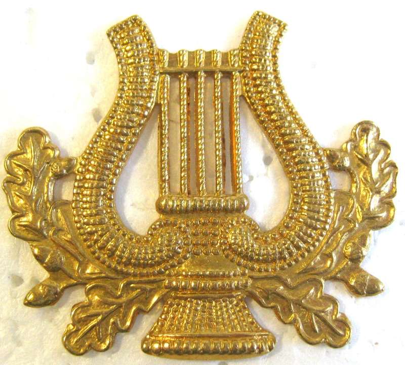 S.A. ARMY BAND GILDING METAL MUSICIAN BREAST BADGE WITH PINS IN GOOD CONDITION