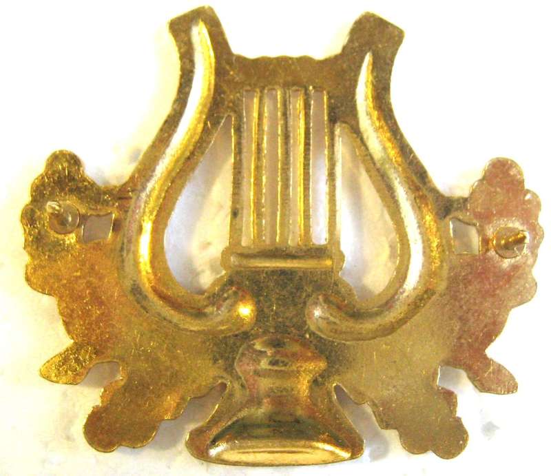 S.A. ARMY BAND GILDING METAL MUSICIAN BREAST BADGE WITH PINS IN GOOD CONDITION