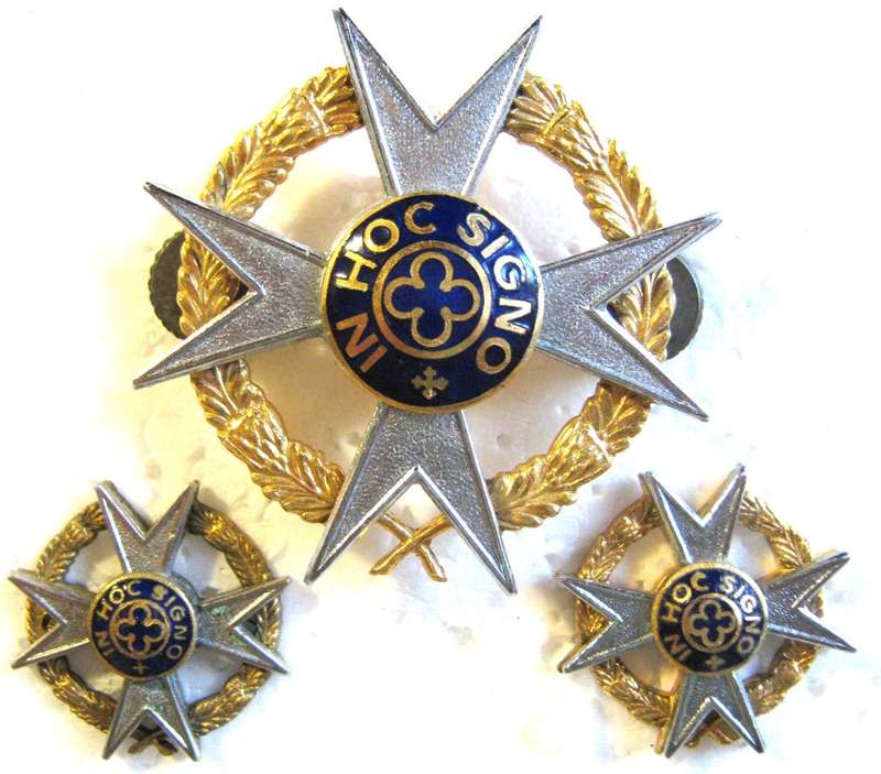 CHAPLAIN CAP AND COLLAR BADGE SET WITH PINS AND LUGS IN GOOD CONDITION