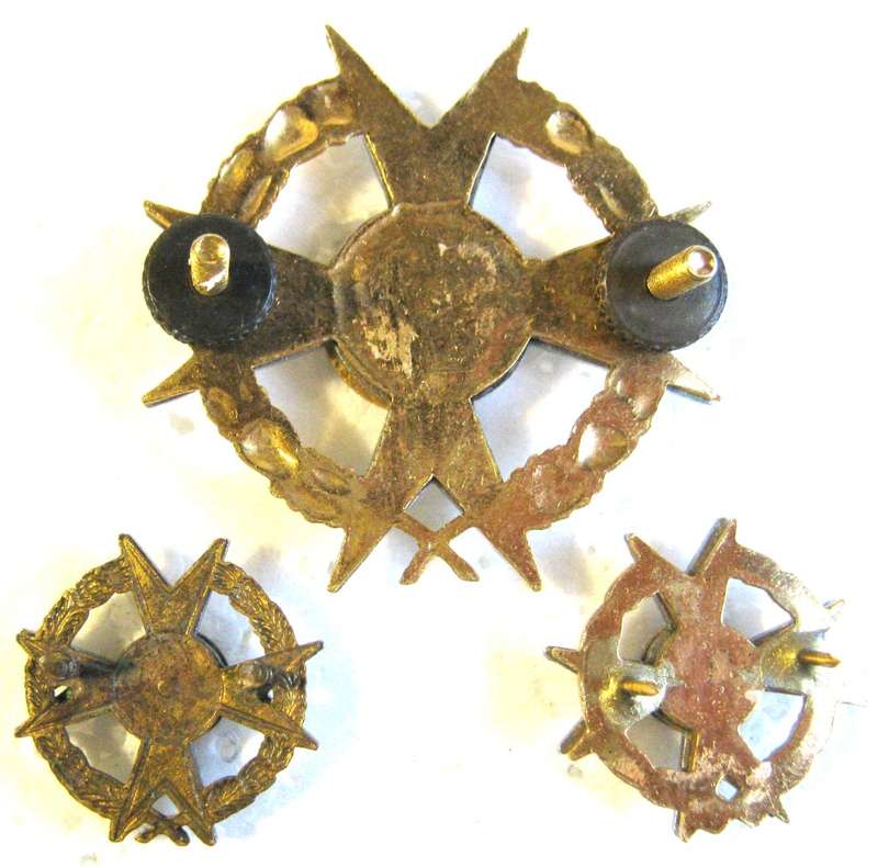 CHAPLAIN CAP AND COLLAR BADGE SET WITH PINS AND LUGS IN GOOD CONDITION