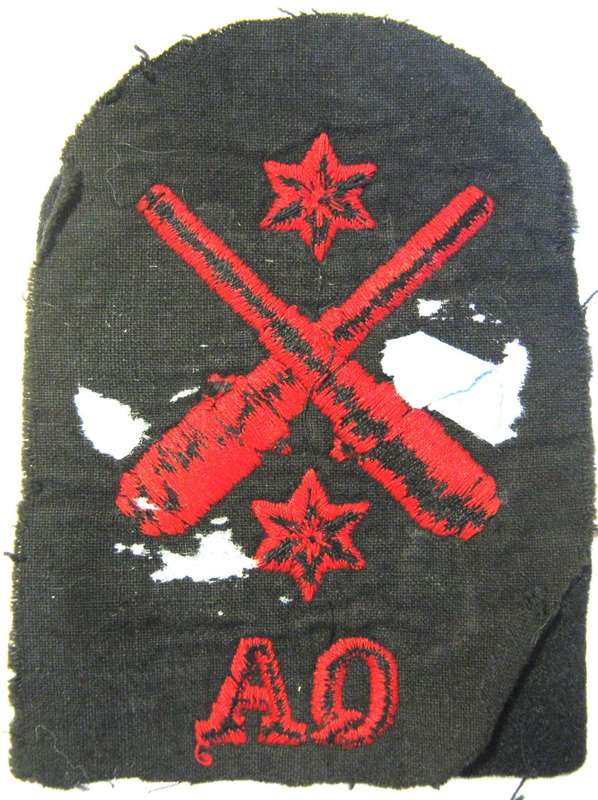PRE 1961 QUARTERS ARMOURER WINTER DRESS BADGE IN UNUSED CONDITION