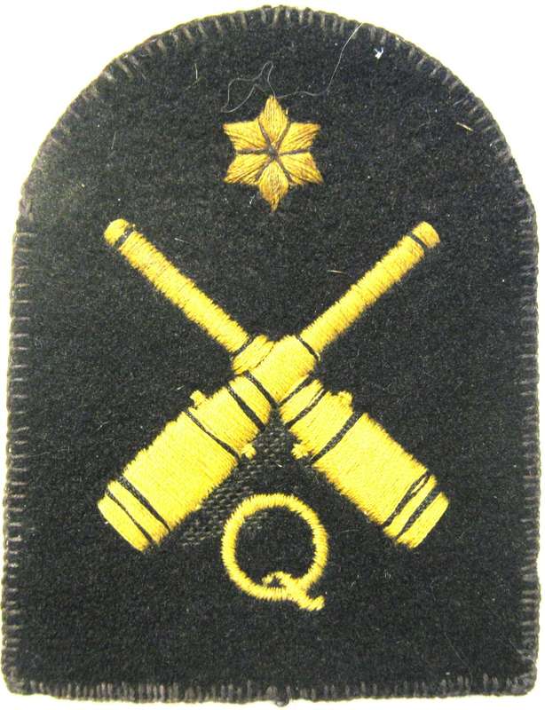 PRE 1961 QUARTERS GUNLAYER WINTER DRESS BADGE IN UNUSED CONDITION