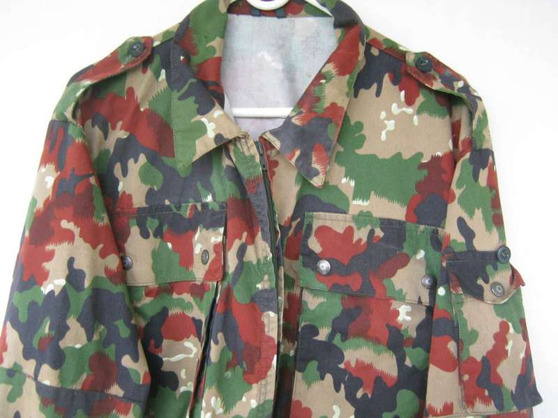 SWISS "ALPENFLAGE" CAMO TOP SIZE XL WITH ZIPS AND CLIPS IN VERY GOOD CONDITION SIZES BELOW