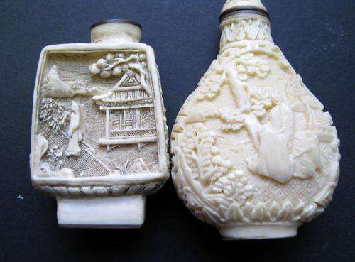 2 x CHINESE SNUFF BOTTLES - 1 WITH LID IN GOOD CONDITION & 1 WITHOUT LID & SLIGHT DAMAGE