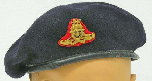 RHODESIAN BUSH WAR ARTILLERY REGIMENT BERET WITH BADGE FROM A SGT WHO SERVED IN THE WAR, SIZE 52 CMS