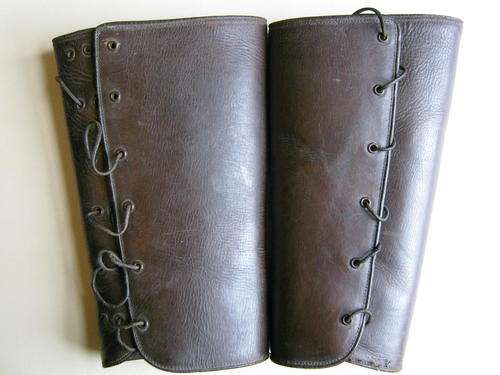 PAIR OF VINTAGE MENS LEATHER PUTTIES 245mm high  - Very good condition with leather laces
