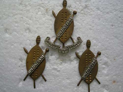 PRINCE ALFRED'S GUARDS BI METAL BERET AND COLLAR BADGES WORN FROM 1964 - Very good condition