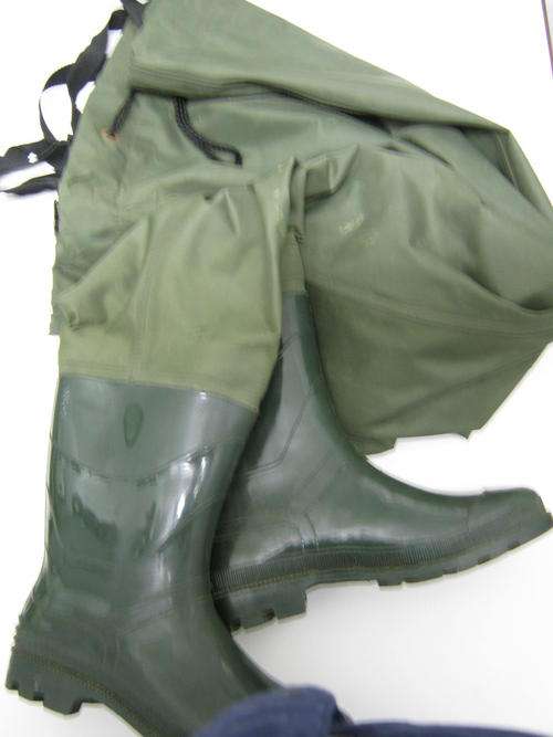 SIZE 9 "SNOWBEE" CHEST WADERS - HARDLY USED SO IN VERY GOOD CONDITION - NO HOLES