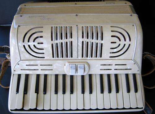VINTAGE, SELMER INVICTA "MODENA" ACCORDION IN ITS ORIGINAL CASE - Seems to work well 2 keys raised