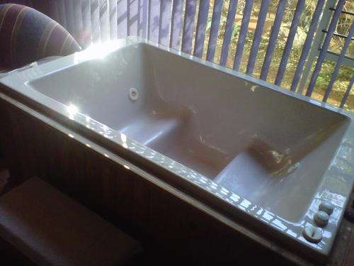 4 seat jacuzzi in wooden box