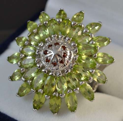 BEAUTIFUL LARGE RICH GREEN REAL PERIDOT & MOZAMBIQUE GARNET 925 SILVER RING SIZE 7