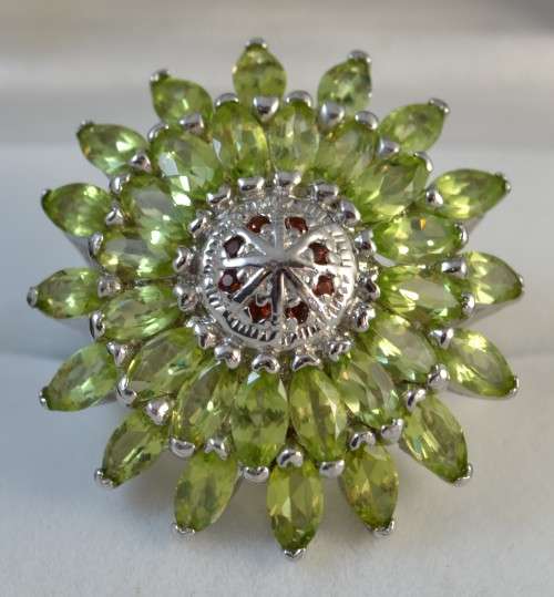 BEAUTIFUL LARGE RICH GREEN REAL PERIDOT & MOZAMBIQUE GARNET 925 SILVER RING SIZE 7