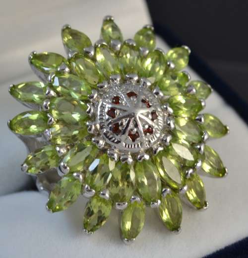BEAUTIFUL LARGE RICH GREEN REAL PERIDOT & MOZAMBIQUE GARNET 925 SILVER RING SIZE 7