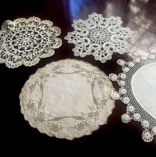 Set of 4 vintage doileys
