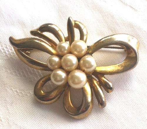 Vintage Pearl Goldtone Brooch