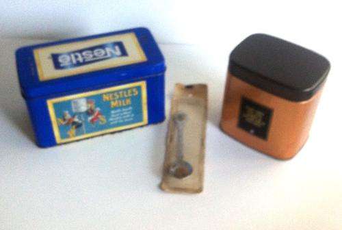 Set of 2 tins and spoon