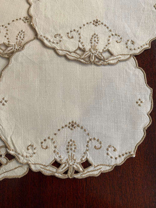 Set of ecru doileys