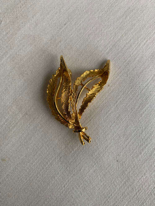 Vintage Gold Tone Brooch with Leaves