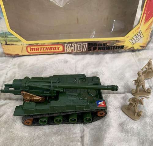 Matchbox BattleKings S.P. Howitzer Gun tank and 3 infantry figures