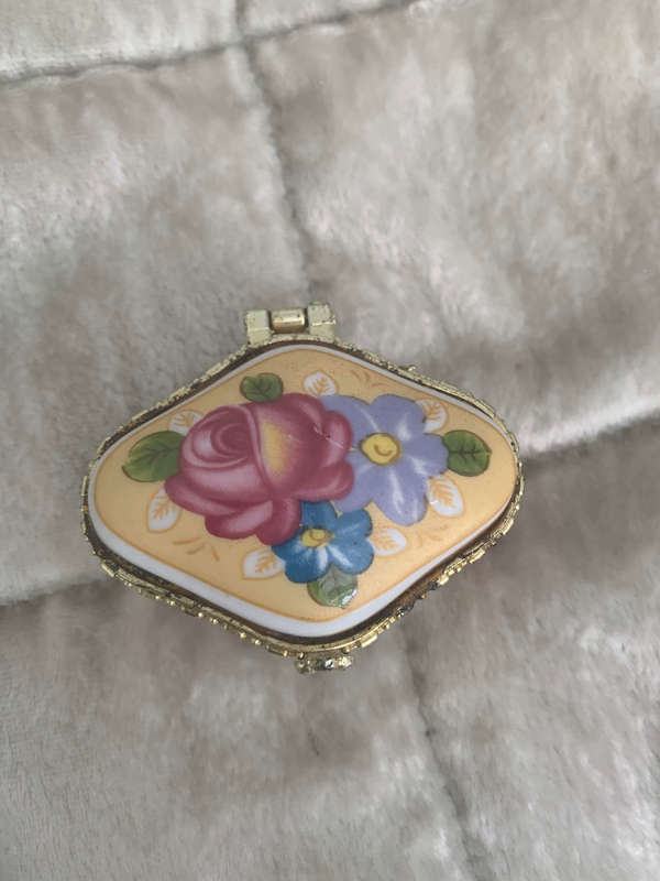 Ceramic trinket box