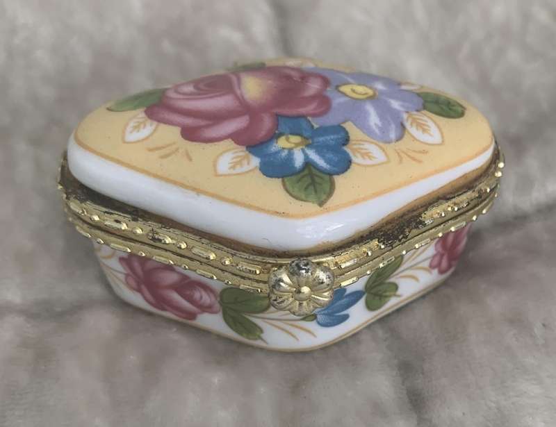 Ceramic trinket box