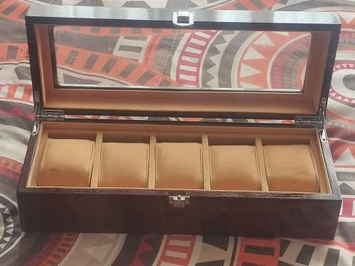 BEAUTIFUL OAK FINISHED 5 SLOT WATCH DISPLAY CASE