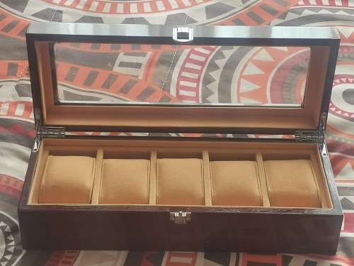BEAUTIFUL OAK FINISHED 5 SLOT WATCH DISPLAY CASE