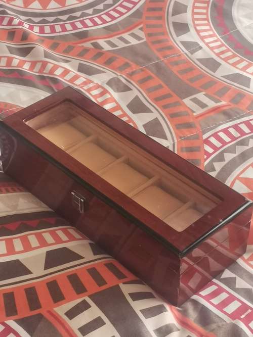 BEAUTIFUL OAK FINISHED 5 SLOT WATCH DISPLAY CASE