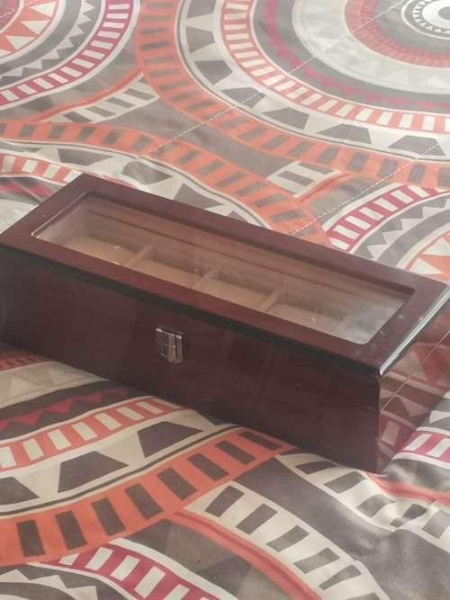 BEAUTIFUL OAK FINISHED 5 SLOT WATCH DISPLAY CASE