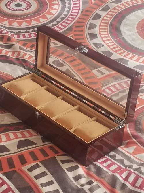 BEAUTIFUL OAK FINISHED 5 SLOT WATCH DISPLAY CASE