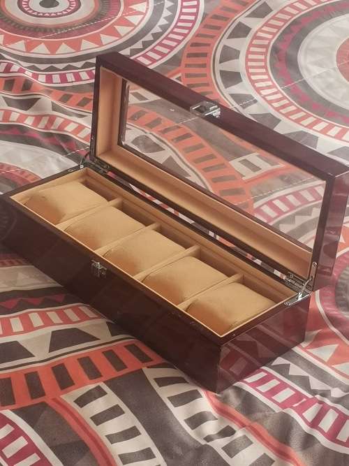 BEAUTIFUL OAK FINISHED 5 SLOT WATCH DISPLAY CASE