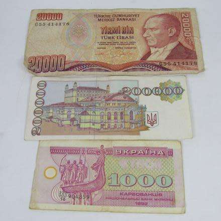 LOT OF 10 WORLD BANKNOTES
