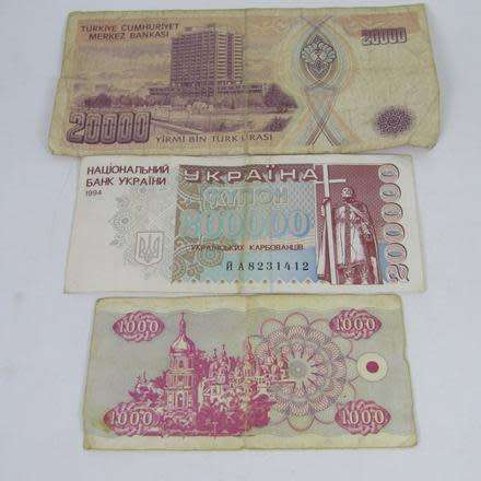 LOT OF 10 WORLD BANKNOTES