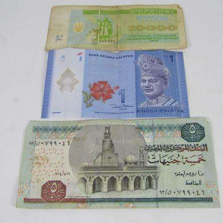 LOT OF 10 WORLD BANKNOTES