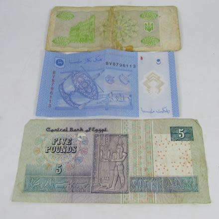 LOT OF 10 WORLD BANKNOTES