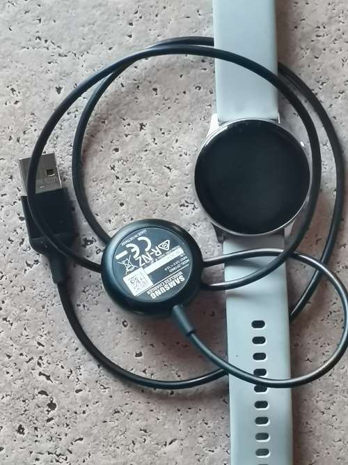SAMSUNG GALAXY ACTIVE SMART WATCH WITH BOX AND ACCESSORIES - MODEL SM-R500