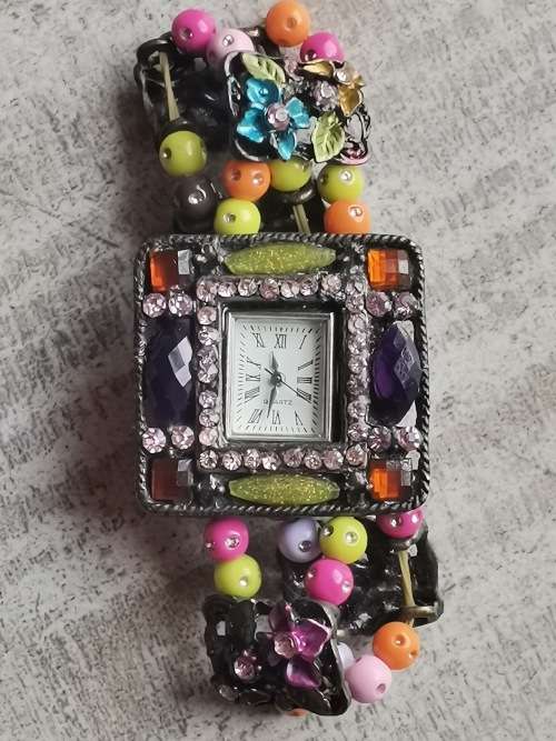 UNIQUE LADIES CULTURAL QUARTZ WATCH IN PERFECT WORKING CONDITION