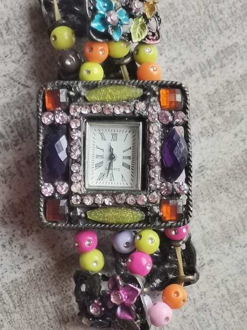 UNIQUE LADIES CULTURAL QUARTZ WATCH IN PERFECT WORKING CONDITION