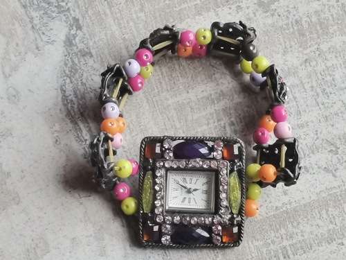 UNIQUE LADIES CULTURAL QUARTZ WATCH IN PERFECT WORKING CONDITION