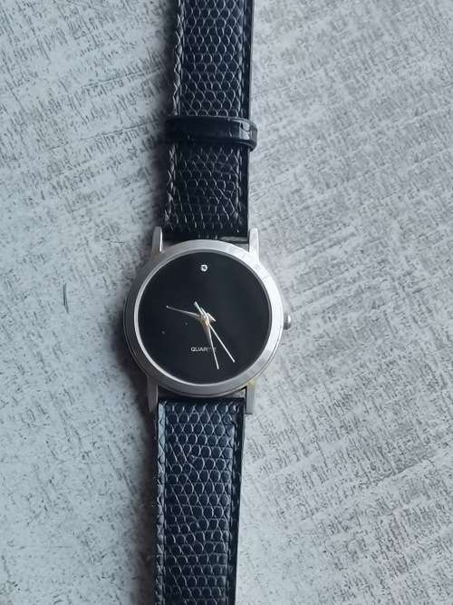 LADIES GENUINE DIAMOND QUARTZ WATCH IN EXCELLENT WORKING CONDITION