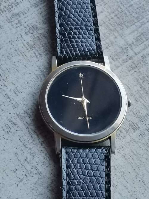 LADIES GENUINE DIAMOND QUARTZ WATCH IN EXCELLENT WORKING CONDITION