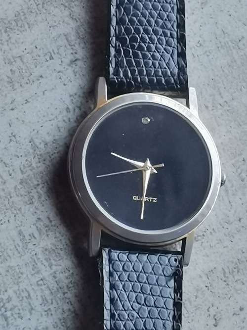 LADIES GENUINE DIAMOND QUARTZ WATCH IN EXCELLENT WORKING CONDITION