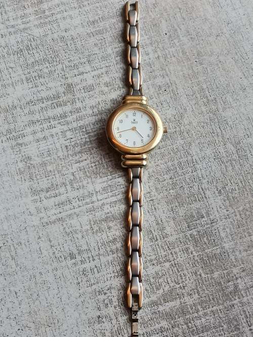 LADIES VINTAGE SWISS BUREN WATCH IN EXCL WORKING CONDITION VALUED @ R3500 WITH VALUATION CERTIFICATE