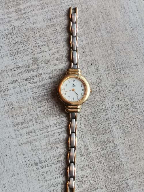 LADIES VINTAGE SWISS BUREN WATCH IN EXCL WORKING CONDITION VALUED @ R3500 WITH VALUATION CERTIFICATE