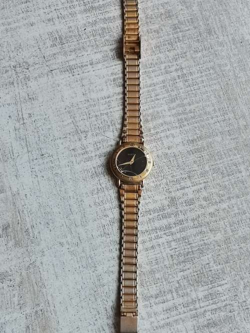 ORIGINAL LADIES GUCCI WATCH IN EXCELLENT WORKING CONDITION VALUED @ R3500 WITH VALUATION CERTIFICATE