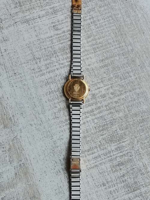 ORIGINAL LADIES GUCCI WATCH IN EXCELLENT WORKING CONDITION VALUED @ R3500 WITH VALUATION CERTIFICATE