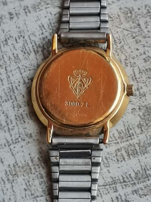 ORIGINAL LADIES GUCCI WATCH IN EXCELLENT WORKING CONDITION VALUED @ R3500 WITH VALUATION CERTIFICATE